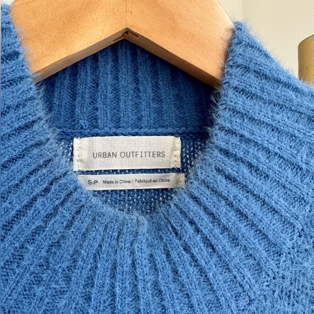 Urban Outfitters / Bright Blue crop sweater / Size S